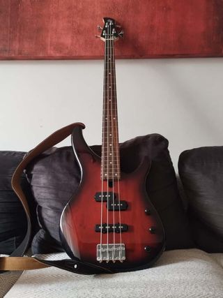 Bajo Yamaha TRBX174 Rojo y Negro