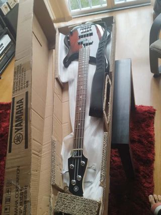 Bajo Yamaha TRBX174 Rojo y Negro