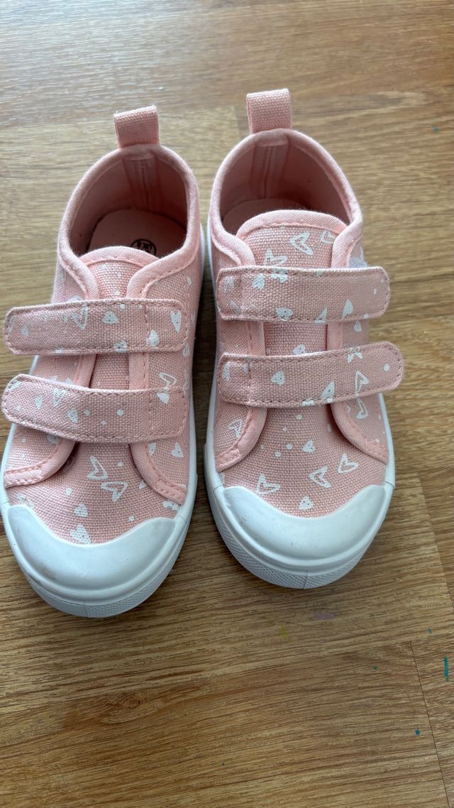 Zapatillas rosas con corazones