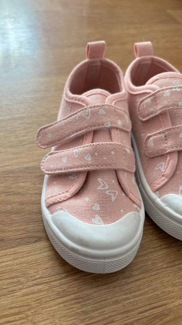 Zapatillas rosas con corazones