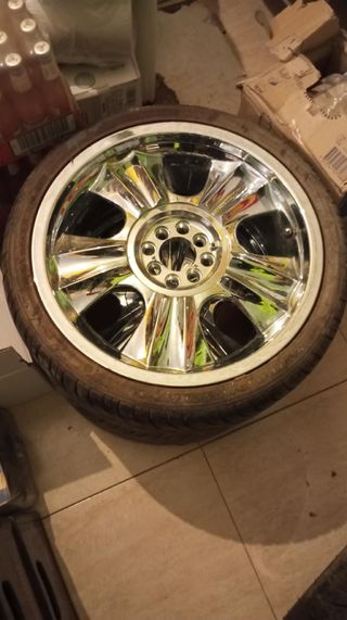 Llantas cromadas y neumaticos perfectos