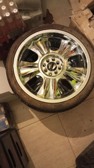 Llantas cromadas y neumaticos perfectos