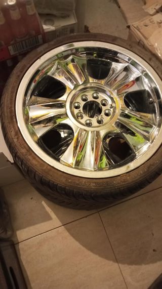 Llantas cromadas y neumaticos perfectos