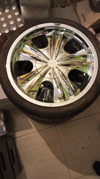 Llantas cromadas y neumaticos perfectos