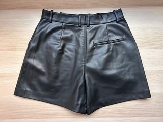 Bermuda Zara efecto piel Talla M