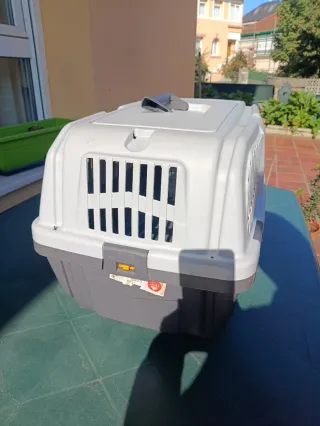 Transportín para perro gris y blanco