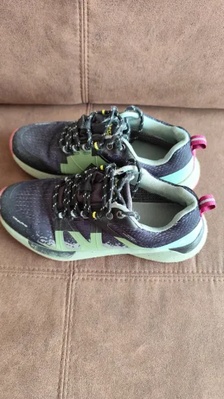 Zapatillas deportivas negras y verdes
