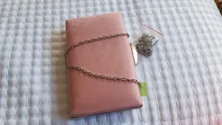 Bolso de mano rosa con cadena plateada