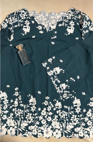 Blusa de verano floral verde azulado