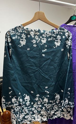 Blusa de verano floral verde azulado