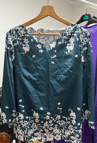 Blusa de verano floral verde azulado