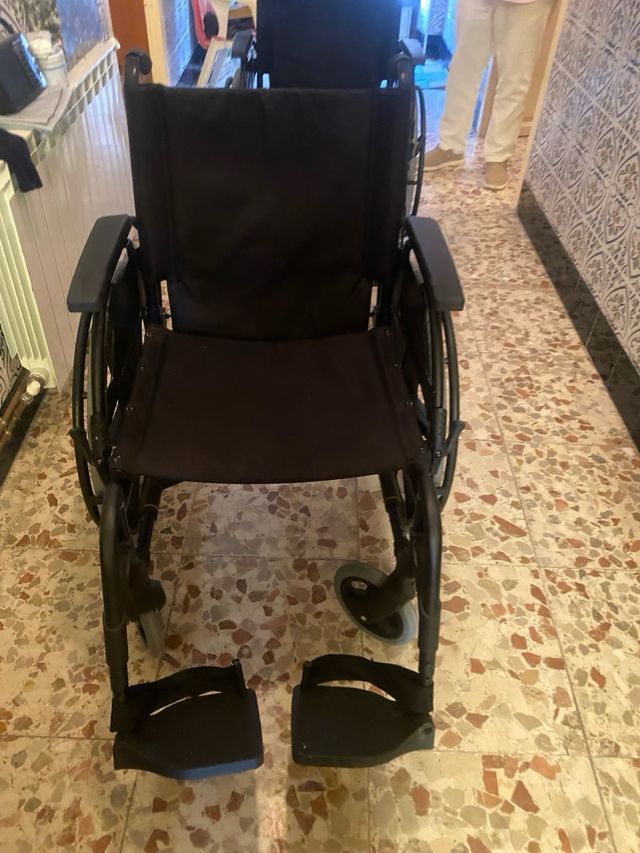2 sillas de ruedas plegables