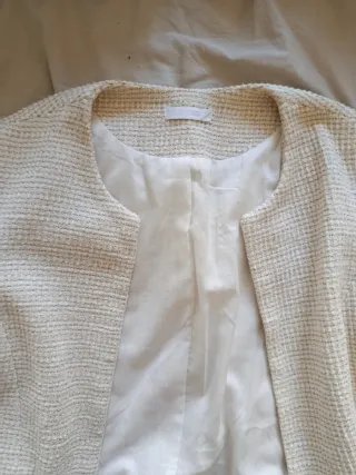 Chaqueta tipo Chanel beige y blanca
