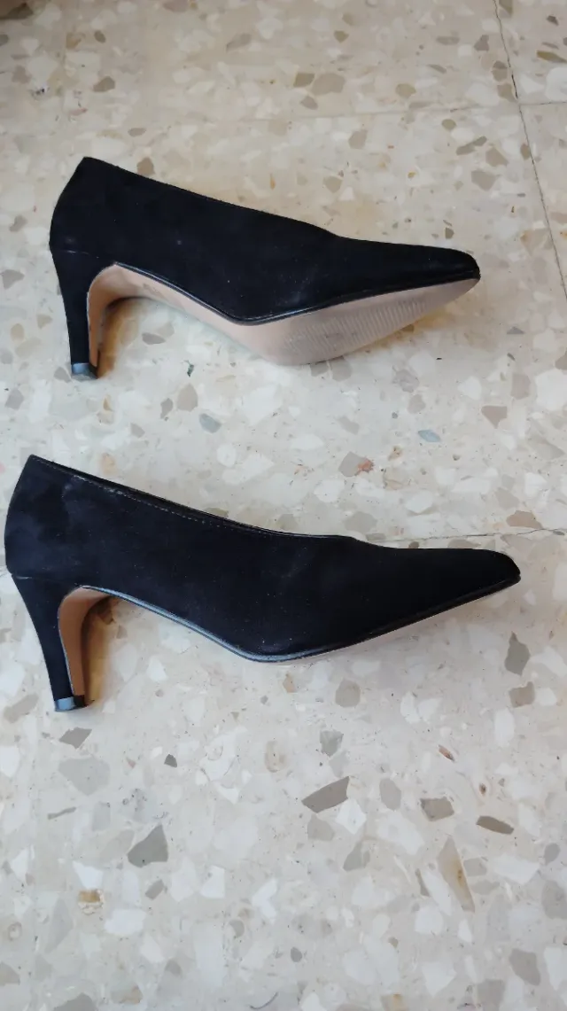 Zapato de salón color negro azabache.