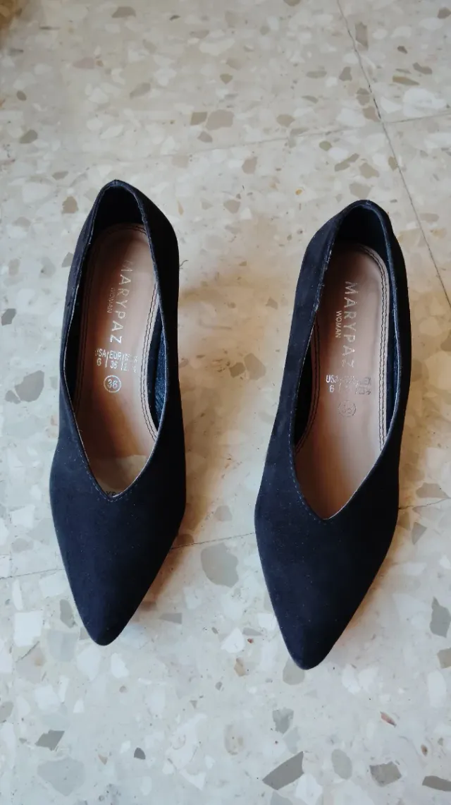 Zapato de salón color negro azabache.