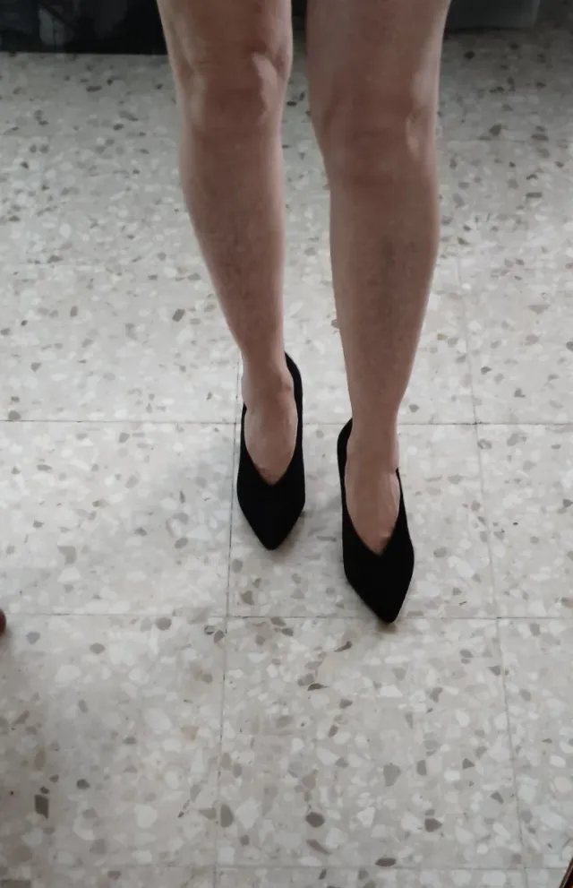 Zapato de salón color negro azabache.