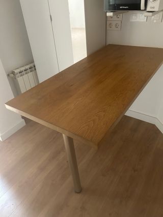 Mesa de madera con pata metálica