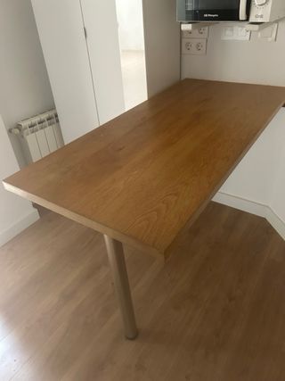 Mesa de madera con pata metálica