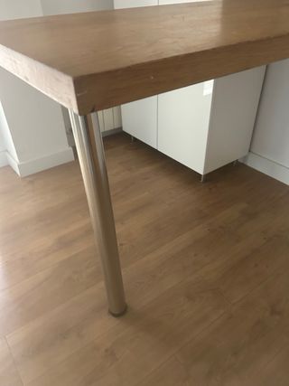 Mesa de madera con pata metálica