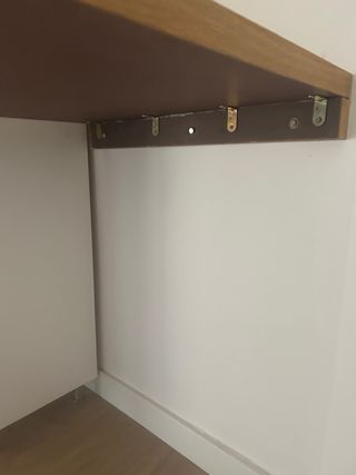 Mesa de madera con pata metálica