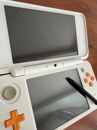 Nintendo New 2DS XL Bianco e Arancione