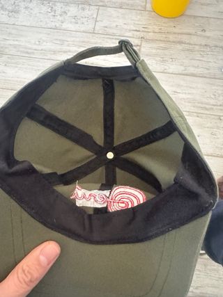 Cappello Peru' verde con ricamo rosso