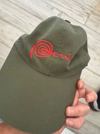 Cappello Peru' verde con ricamo rosso