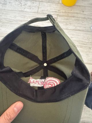 Cappello Peru' verde con ricamo rosso