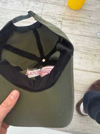 Cappello Peru' verde con ricamo rosso