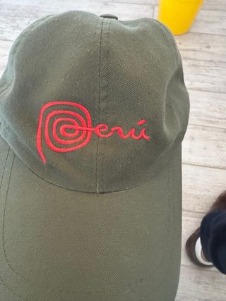Cappello Peru' verde con ricamo rosso