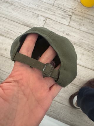 Cappello Peru' verde con ricamo rosso