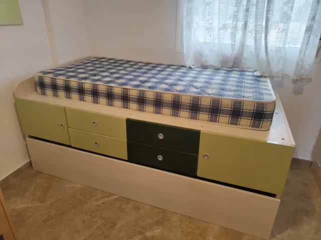 Letto estraibile con cassetti e materassi