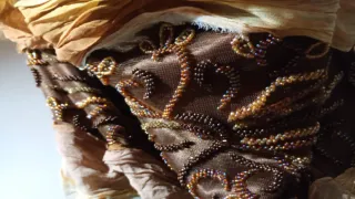 Vestido de fiesta marrón y dorado