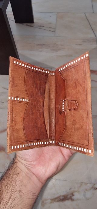 Cartera de cuero hecha a mano