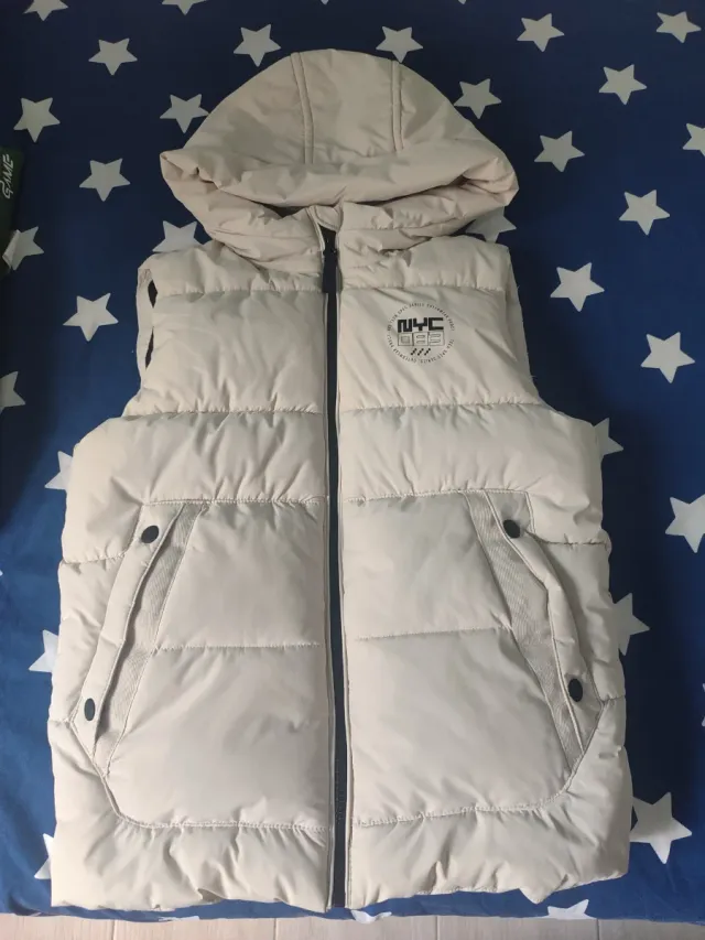 Chaleco acolchado blanco con capucha