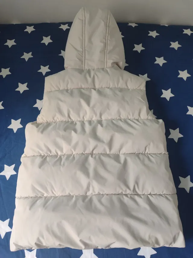 Chaleco acolchado blanco con capucha