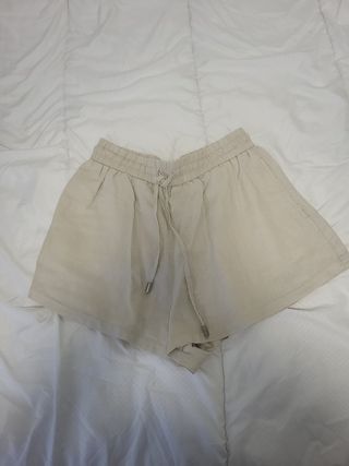 Pantalón corto de lino beige