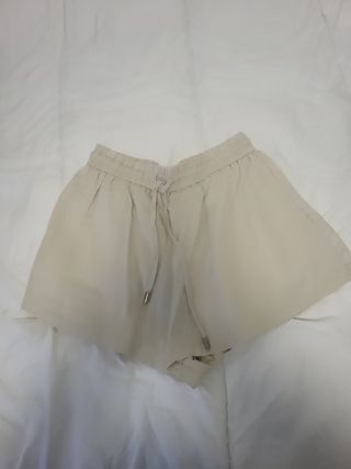 Pantalón corto de lino beige