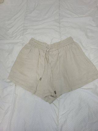 Pantalón corto de lino beige