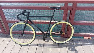 Bicicleta Fixie Negra Perfiles Amarillos talla L