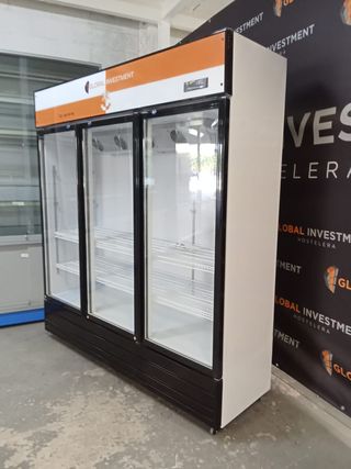 Nevera expositora de bebidas 3 puertas de cristal