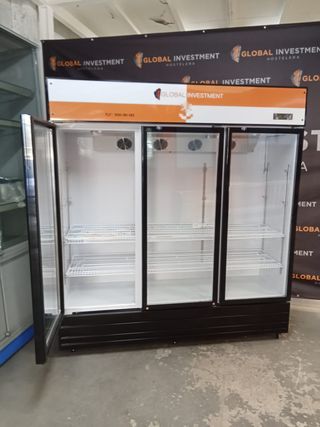 Nevera expositora de bebidas 3 puertas de cristal