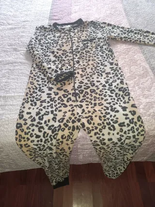 Pijama Entero Mujer Leopardo y otro con corazones.