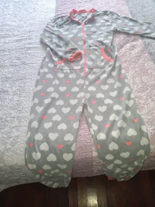 Pijama Entero Mujer Leopardo y otro con corazones.