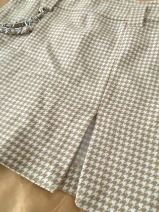 Falda pata de gallo beige con cadena