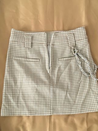 Falda pata de gallo beige con cadena