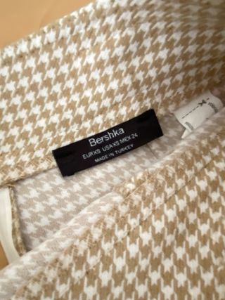 Falda pata de gallo beige con cadena