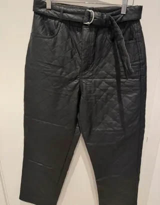 Pantalón Zara acolchado negro