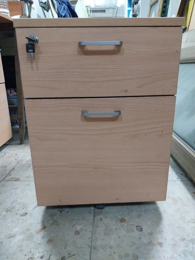 Mueble de oficina con ruedas