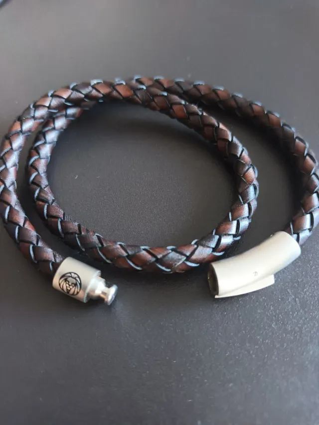Pulsera de cuero trenzado con cierre plateado